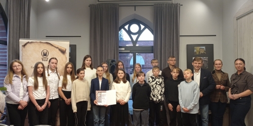 obrazek us{e~oica z Opatówka w gronie laureatów Powiatowego Konkursu Biograficznego wiecej