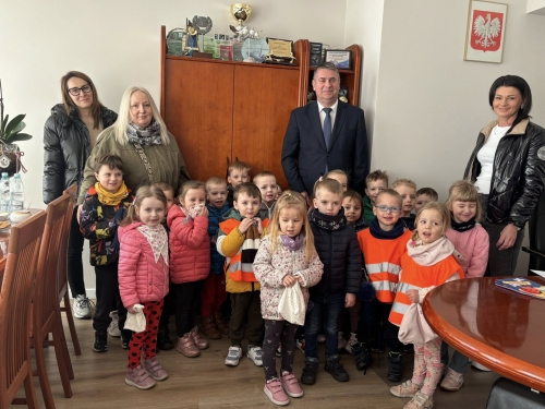 Zdjęcie do aktualności: Świąteczna wizyta przedszkolaków z „Wesołego Smyka”  wiecej