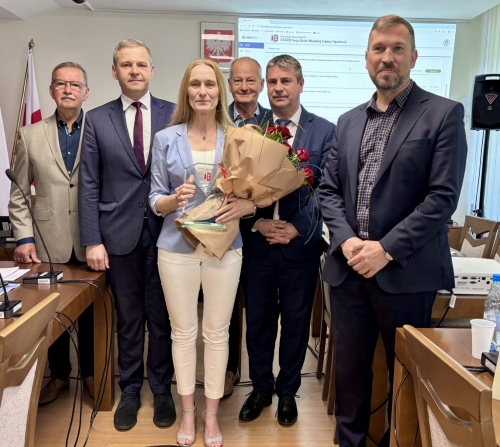 Zdjęcie do aktualności: Uhonorowanie Dyrektor Gminnej Biblioteki Publicznej podczas Sesji Rady Miejskiej Gminy Opatówek wiecej